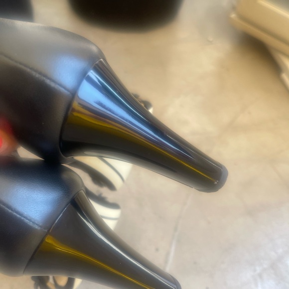 CHANEL LEATHER & PEARL SANDALS /39 - Picture 5 of 9